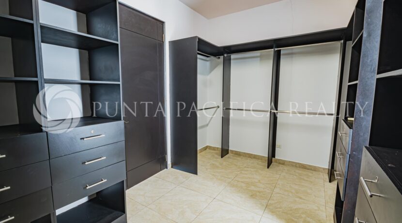 AQM1118-21A0closet#22Aquamare18A