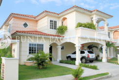 For Sale | Stunning 4-Bedroom Plus Den House In Villa Valencia