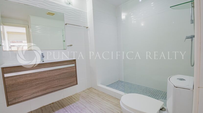 QT2417-040Cbathroom#2Quartier17C