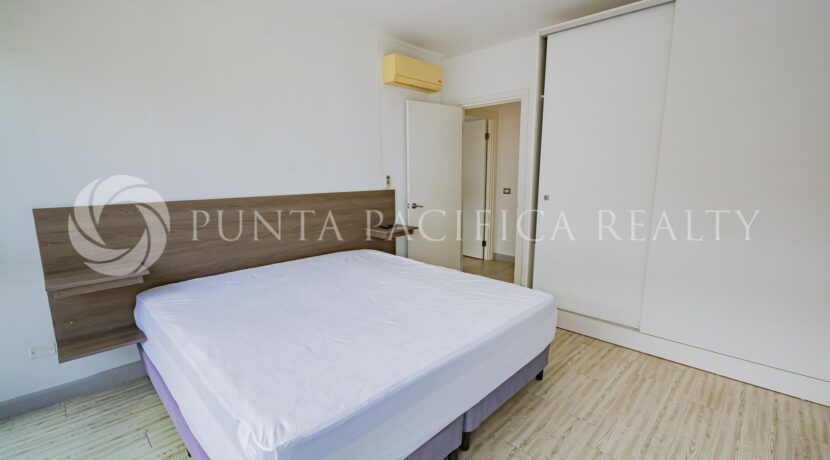 QT2417-040Croom#6Quartier17C