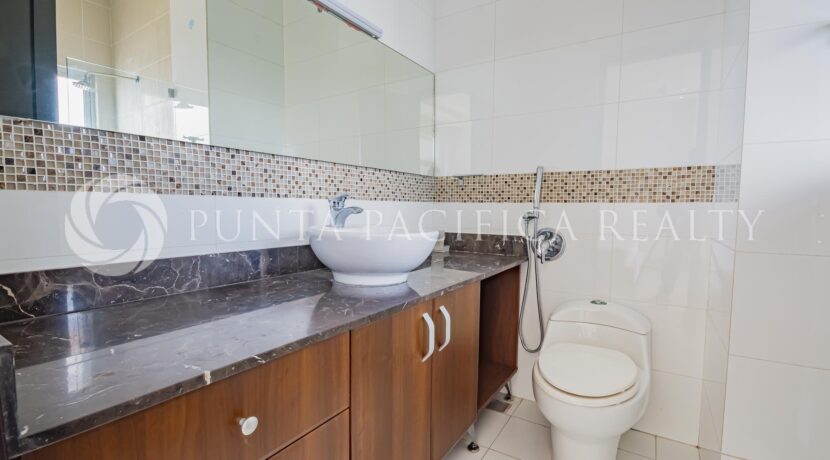 QTW2447-040Abathroom#10QTower47A