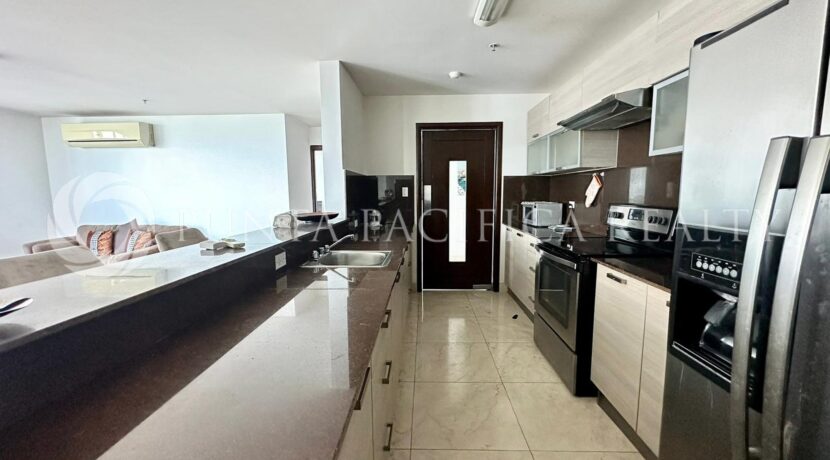VDM2407-030Ckitchen#3VillaDelMar7C