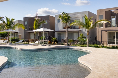 Vista frontal de las residencias de The Tides con piscinas